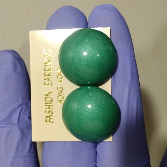 Retro 1980s Green Enameled Metal Dome Stud Earrings – Stylish Women's Jewelry - Picture 4 of 6